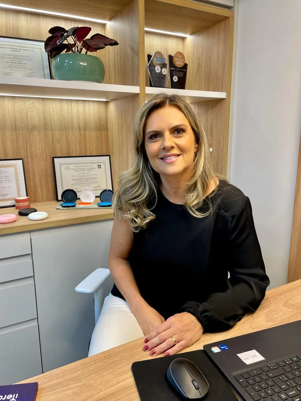 Dra. Ana Cristina Vasques em seu consultório em Campinas