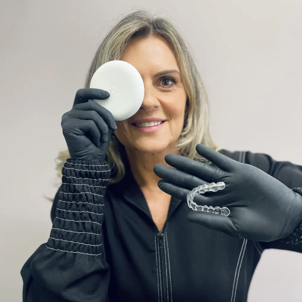 Alinhador transparente Invisalign nas mãos da Dra. Ana Cristina Vasques